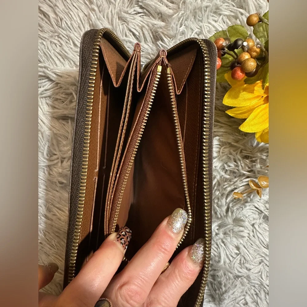 Louis Vuitton Monogram Zippy Wallet - Picture 8 of 16